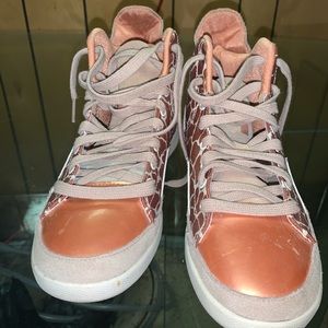 Woman size 7 designer tennis shoes by REEBOK IN GREAT CONDITION Only wore one ti